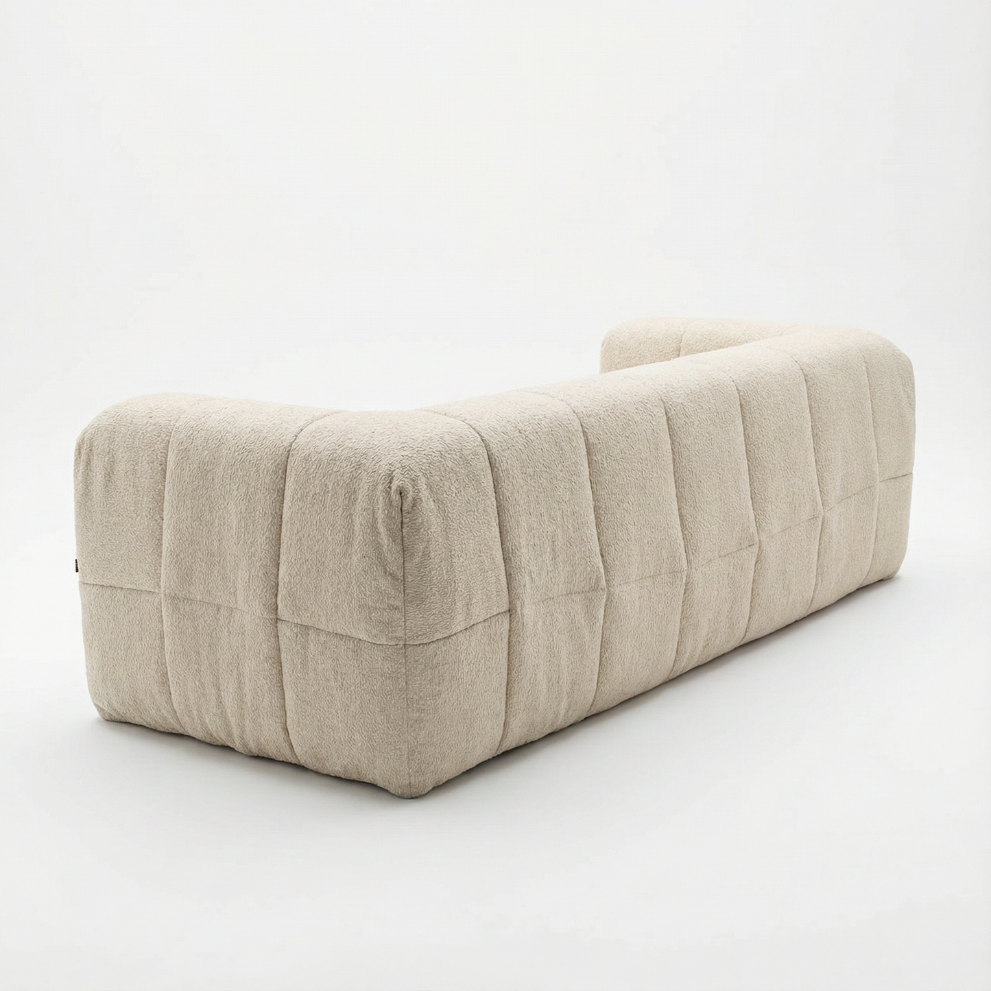 Arflex Strip Sofa, creată de celebra arhitectă și designer Cini Boeri, este una dintre piesele iconice ale designului italian din anii ’70. Premiată cu Compasso d’Oro, canapeaua reprezintă un moment definitoriu în istoria mobilierului modular și a confortului contemporan.