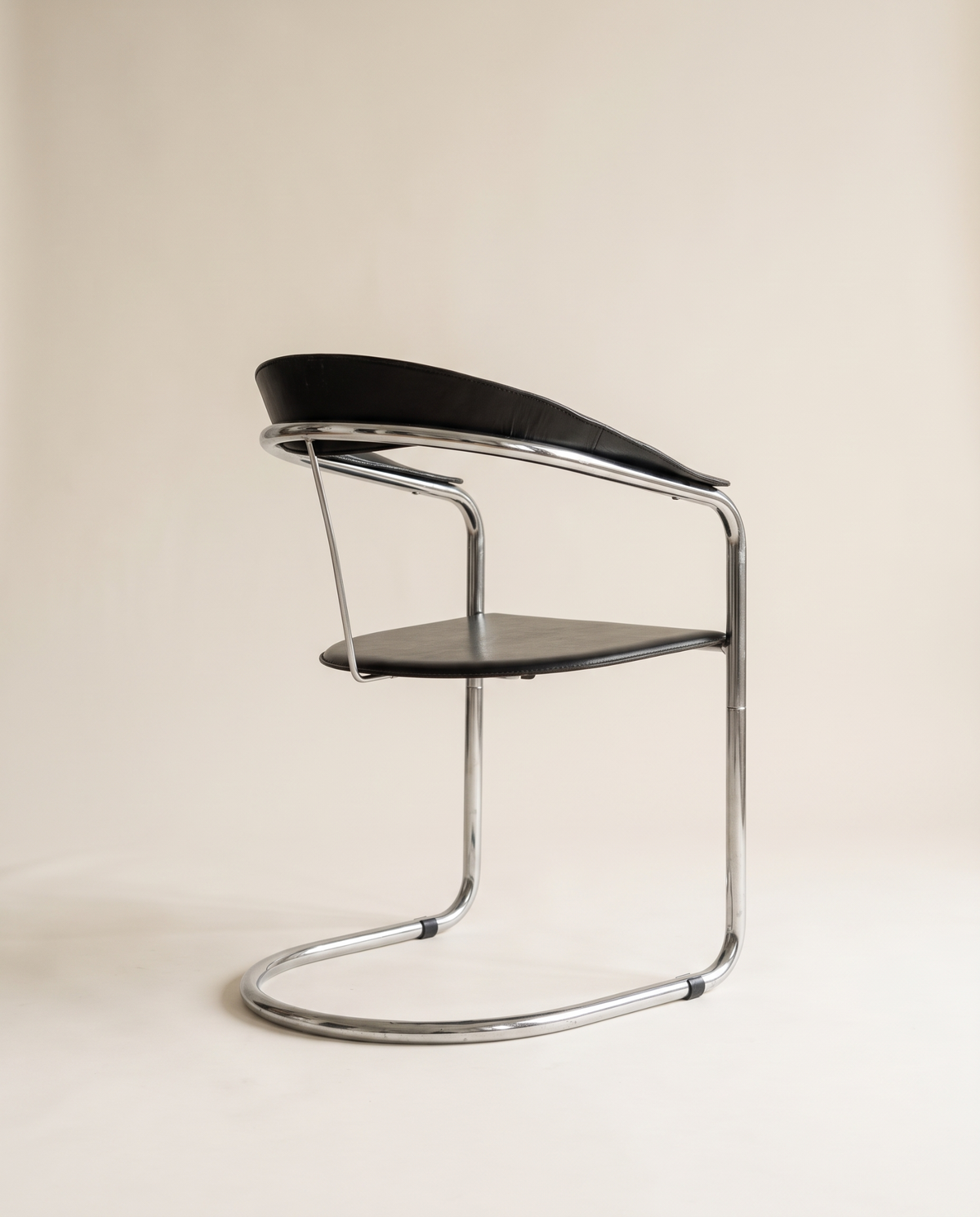 Side view of Arrben Canasta chrome and leather chair