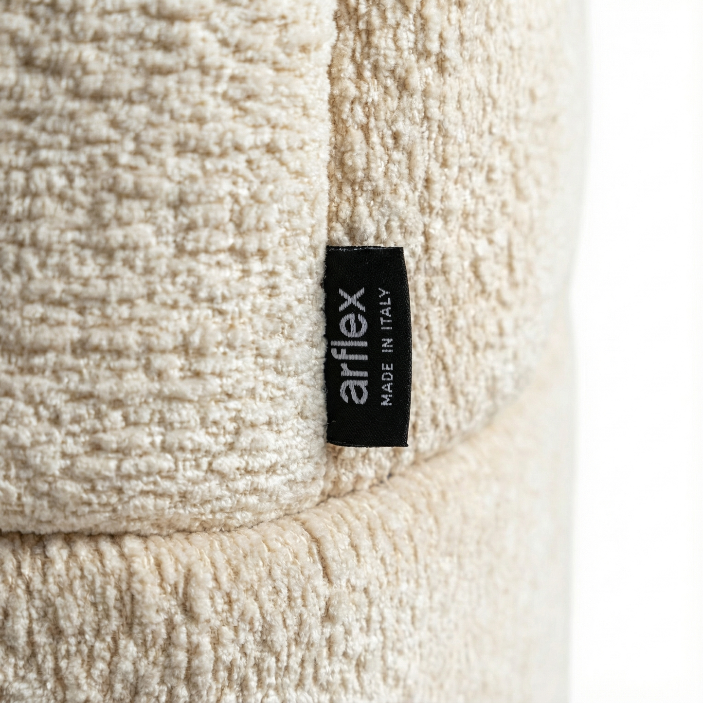 Arflex Strip Sofa, creată de celebra arhitectă și designer Cini Boeri, este una dintre piesele iconice ale designului italian din anii ’70. Premiată cu Compasso d’Oro, canapeaua reprezintă un moment definitoriu în istoria mobilierului modular și a confortului contemporan.