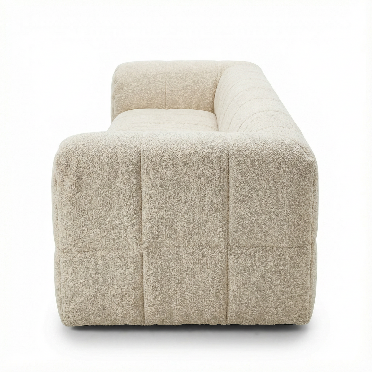 Arflex Strip Sofa, creată de celebra arhitectă și designer Cini Boeri, este una dintre piesele iconice ale designului italian din anii ’70. Premiată cu Compasso d’Oro, canapeaua reprezintă un moment definitoriu în istoria mobilierului modular și a confortului contemporan.