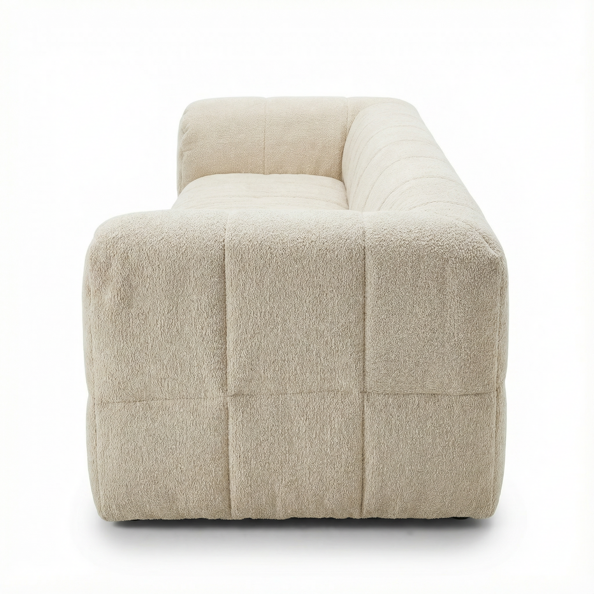 Arflex Strip Sofa, creată de celebra arhitectă și designer Cini Boeri, este una dintre piesele iconice ale designului italian din anii ’70. Premiată cu Compasso d’Oro, canapeaua reprezintă un moment definitoriu în istoria mobilierului modular și a confortului contemporan.