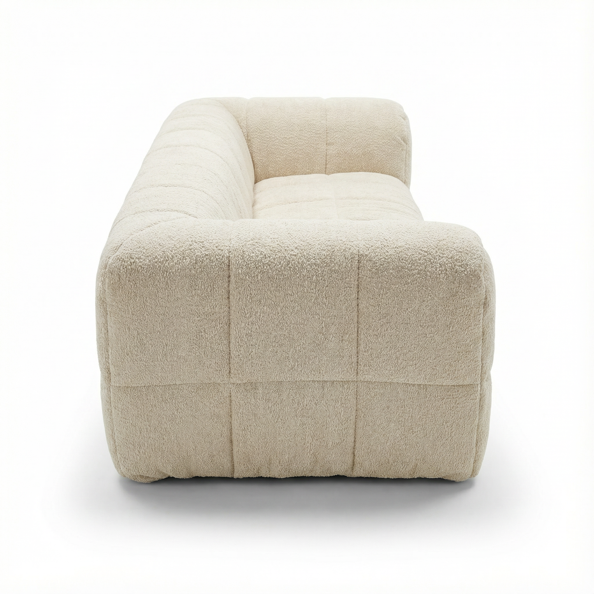 Arflex Strip Sofa, creată de celebra arhitectă și designer Cini Boeri, este una dintre piesele iconice ale designului italian din anii ’70. Premiată cu Compasso d’Oro, canapeaua reprezintă un moment definitoriu în istoria mobilierului modular și a confortului contemporan.
