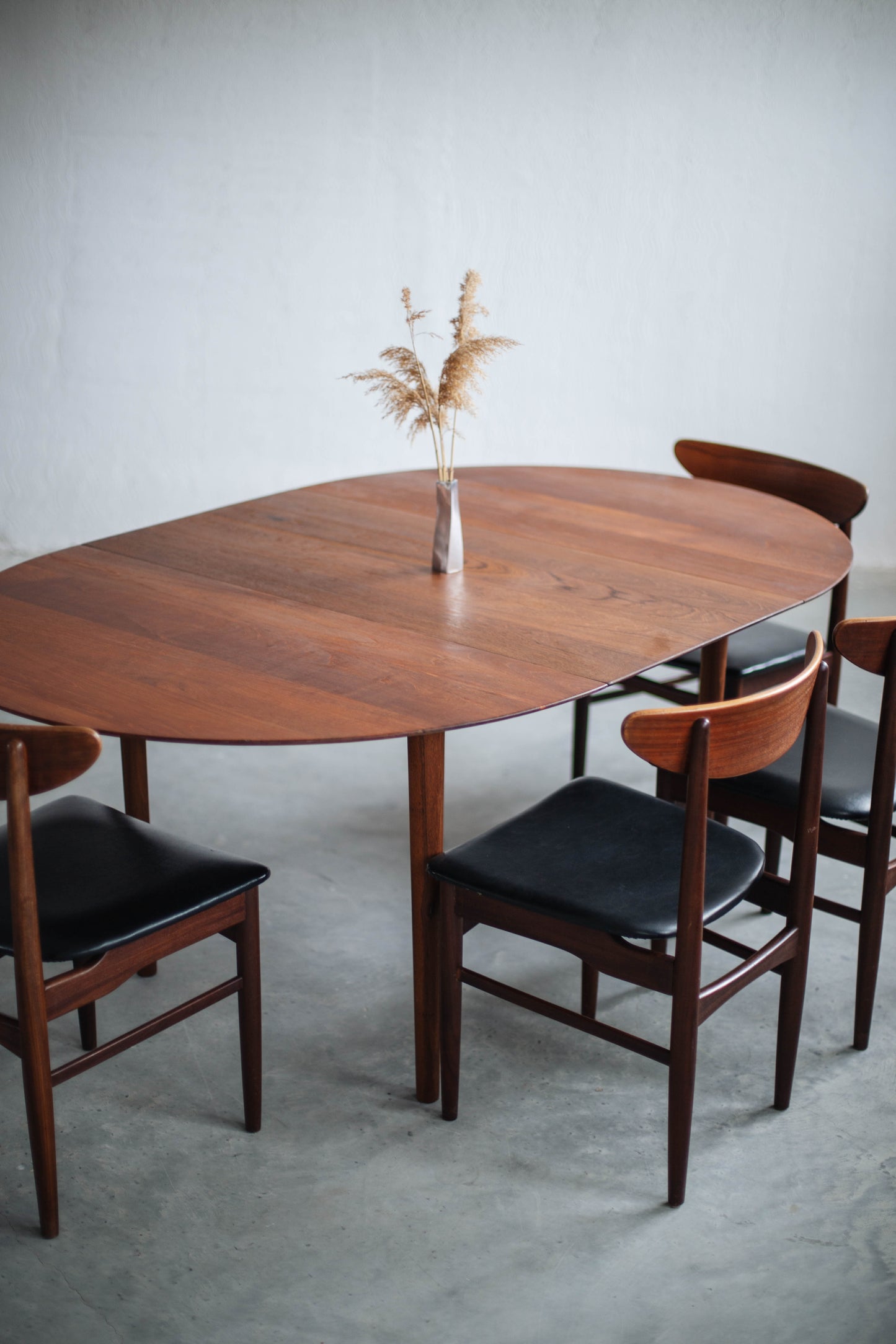 Danish mid-century modern dining table in solid teak model 311 by Peter Hvidt & Orla Mølgaard-Nielsen for Søborg Møbelfabrik