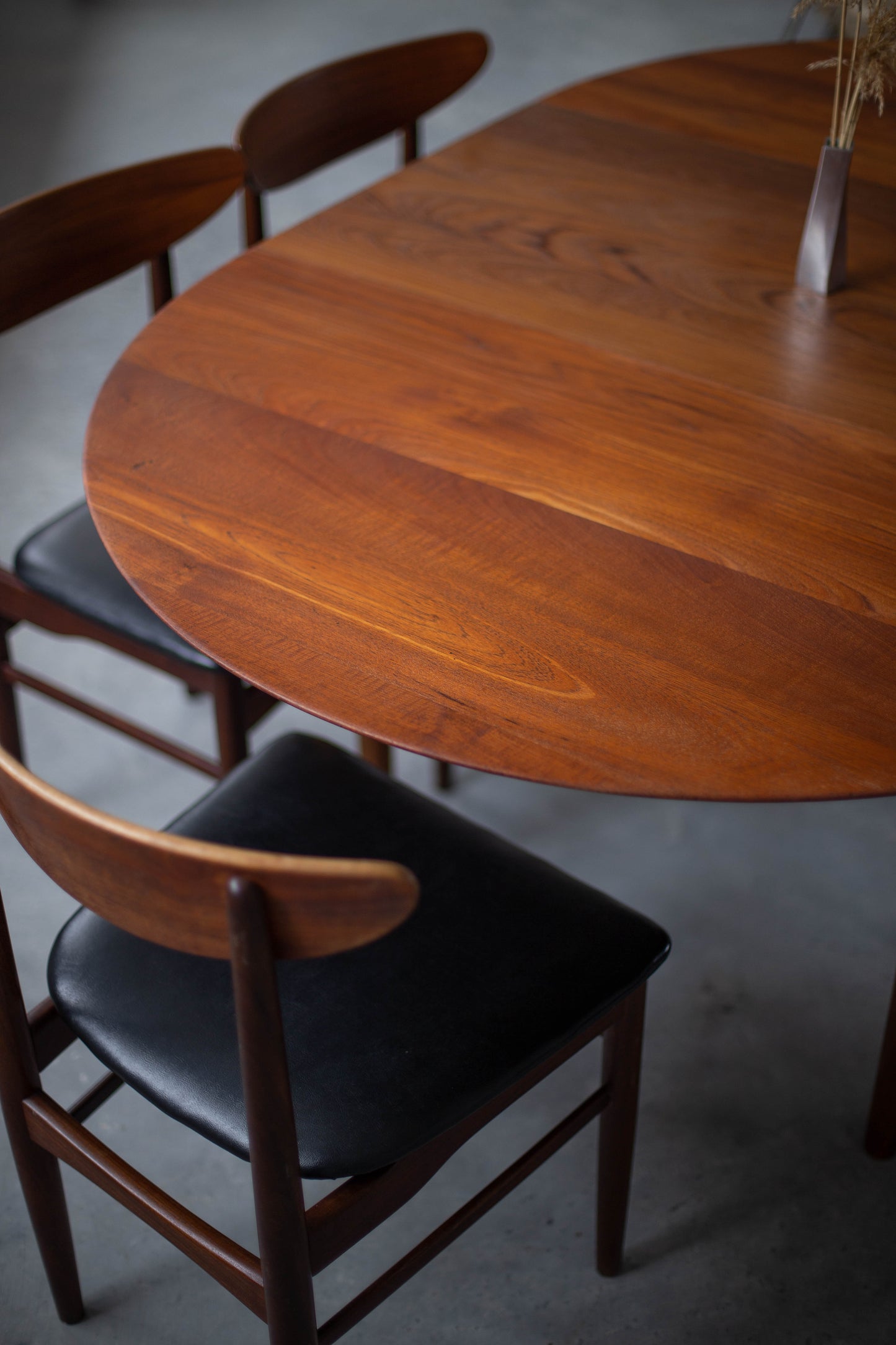 Danish mid-century modern dining table in solid teak model 311 by Peter Hvidt & Orla Mølgaard-Nielsen for Søborg Møbelfabrik