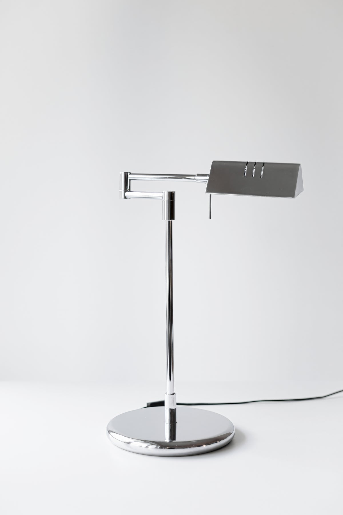 Lampă de masă cromată, stil mid-century modern